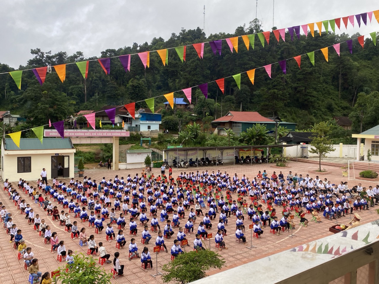 Trường MN số 1 Pá Khoang phối hợp với Đội Cảnh sát Giao thông trật tự công an thành phố tổ chức giáo dục An toàn Giao thông cho trẻ khối MGL+MGN